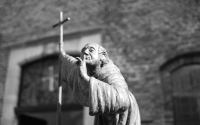 be-quiet-priest-sculpture-in-venlo_by_raffael_herrmann